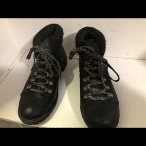 Black low cut snow boots